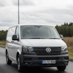 Camioneta Volkswagen gris en ruta