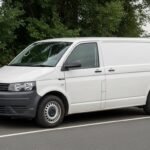 Camioneta blanca en ruta