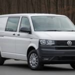 camioneta Volkswagen Gris con bosque de fondo