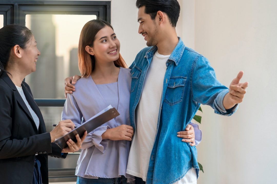 Representante de ventas con pareja feliz